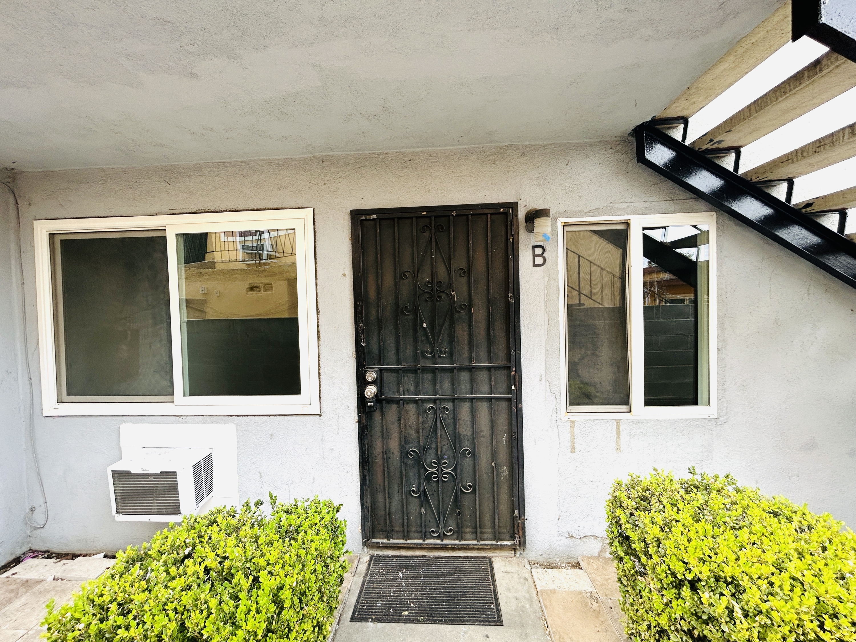 857 North Vineyard Avenue - B